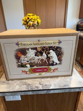 Porcelain Santa and Sleigh Set by Grandeur Noel 2001 Collectors edition